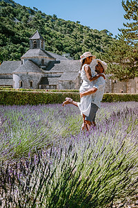 一对夫妇参观了法国南部普罗旺斯Senanque修道院的古老城镇游客薰衣草农村香味国家蓝色旅行建筑风景建筑学图片