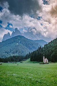 意大利多洛米特人 意大利多洛米特地区村顶峰高山远足农村村庄教会夫妻假期图片