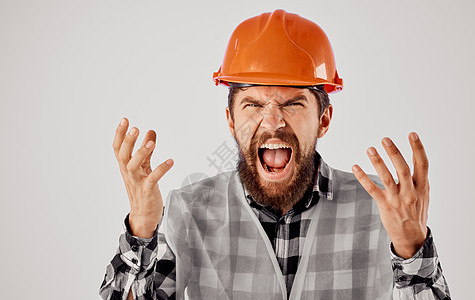 建筑师的手举着手势 戴着橙色硬帽 在浅薄的背景和反射背心上工业商业男性工程师工人安全帽职业工作室工具男人图片