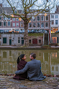荷兰荷兰乌得勒支市中心Oudegracht旧运河上的传统房屋朋友们因果假期旅游景观女士建筑学男人中年女性图片