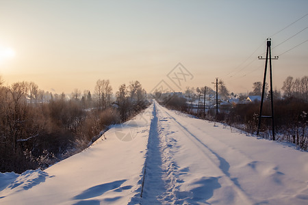 一条雪覆盖的铁路 和一条人们在冬天踏上的道路车站农村运输季节场景旅行踪迹自然天空天气图片