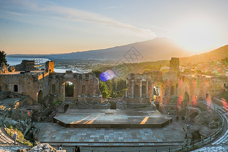 位于西西里岛东岸梅西纳市的Taormina市 是意大利历史背景的Taormina古希腊剧院的废墟村庄明信片地标海岸旅游假期游客文背景图片