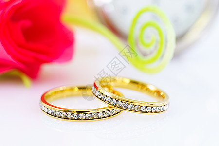 两个金结婚戒指和花枝 两个金婚环白色周年订婚礼物金子反射圆圈婚姻纪念日婚礼图片