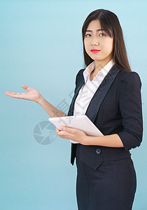 穿着西装的 Asain 女性站着使用数字平板电脑和手指人士商业女孩商务工具展示学生数位板女士药片图片