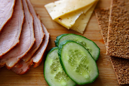 切火腿 黄瓜和奶酪 木板上还有薄面包绿色高架食物早餐午餐营养面包桌子小吃图片