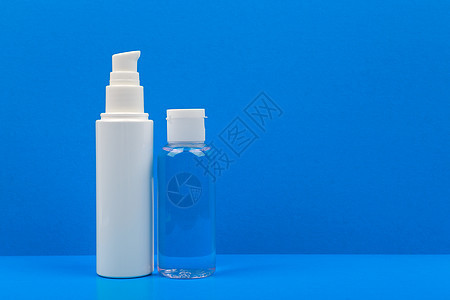 蓝桌蓝色背景的面霜和润滑剂 带复制空间的卫生和皮肤护理概念;图片