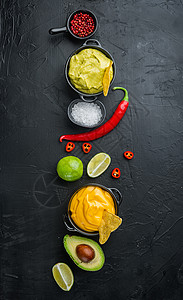 传统墨西哥玉米卷 黑色背景 顶视或平面上绿色的瓜卡莫和黄奶酪酱 带复制文本的空间奶制品敷料奶油奶油状图片