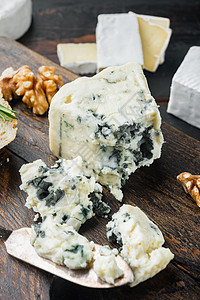 深木木背景的美味蓝奶酪图片