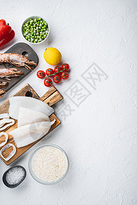 白色纹质背景的西班牙小牛肉 带复制空间的平铺面和平地上装有复印空间平底锅贝类对虾小吃海鲜饭海鲜烹饪油炸盘子食物图片
