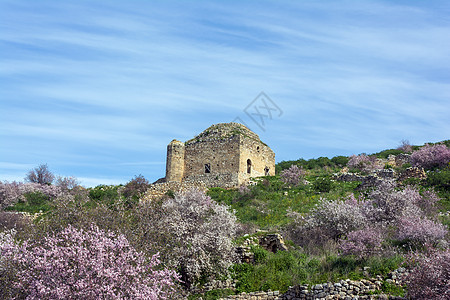 中世纪堡垒在阳光明媚的一天 希腊佩洛庞涅斯寺庙爬坡蓝色建筑学废墟树木古董城堡植物教会图片