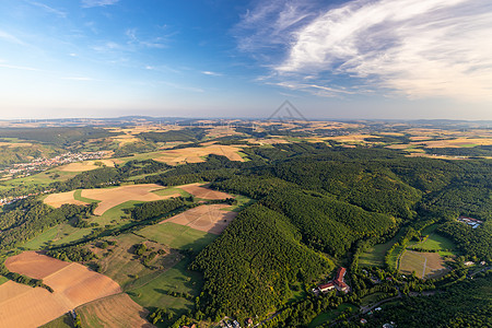 德国莱茵兰帕拉蒂茨的风景空中观空气爬坡田园村庄领域山脉风力发电机阳光农业图片