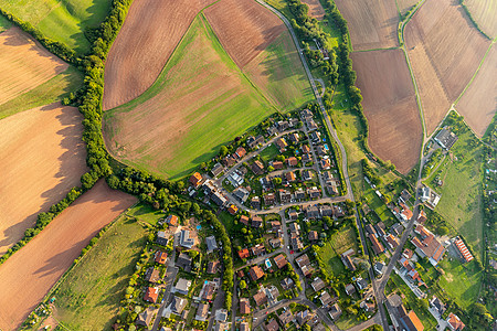 德国莱茵兰帕拉蒂茨的风景空中观空气晴天蓝天城市领域农业发电机爬坡山脉草地图片