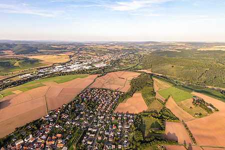 德国莱茵兰帕拉蒂茨的风景空中观气球发电机草地全景葡萄园农田农业空气爬坡田园图片