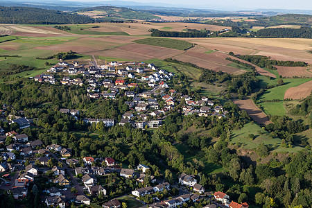 德国莱茵兰帕拉蒂茨的风景空中观爬坡农业阳光农田山脉城市村庄蓝天风光晴天图片