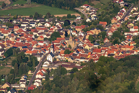德国莱茵兰帕拉蒂茨的风景空中观植物城市田园村庄葡萄园农田晴天山脉蓝天全景图片