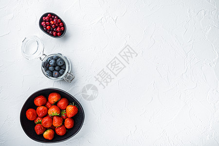 草莓 红莓和蓝莓 放在碗里 顶景色 白色背景收成饮食浆果蓝色覆盆子食物荒野红色排毒图片