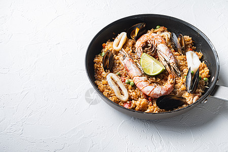 Paella 配有海鲜和鸡肉的白背景 带文字空间图片