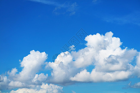 纯净清澈的蓝天白云在秋天和阳光下图片