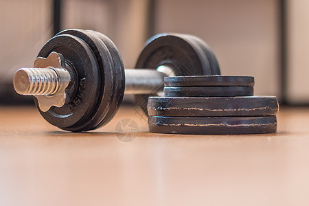 健体建设概念 在健身楼层的烧铃和重量身体运动力量配饰哑铃运动员金属体育锻炼健身房肌肉图片