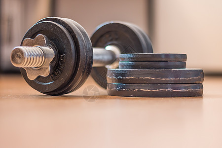 健体建设概念 在健身楼层的烧铃和重量身体金属体育锻炼配饰肌肉运动员力量健身房训练哑铃图片