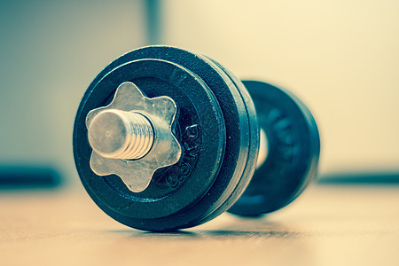 健体建设概念 在健身楼层的烧铃和重量金属配饰体育锻炼肌肉力量哑铃训练运动员健身房运动图片
