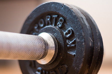 健体建设概念 在健身楼层的烧铃和重量配饰金属哑铃力量肌肉训练健身房运动员体育锻炼身体图片