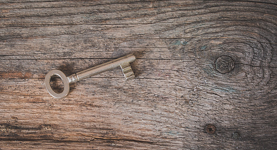 继承概念 旧钥匙在生锈的木制桌子上保护乡村古董密码木头财产入口成功力量遗产背景图片