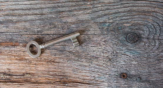 继承概念 旧钥匙在生锈的木制桌子上金属遗产古董木头财产成功入口密码乡村保护图片