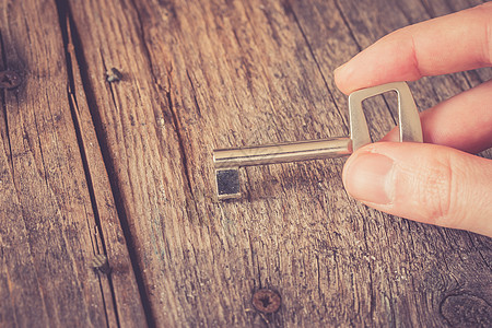 继承概念 年轻男性手中的旧钥匙入口密码房子金属手指古董财产乡村力量男人图片