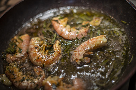 煎锅中的炸虾和盘子午餐美食小吃对虾海鲜沙拉烹饪油炸蔬菜图片