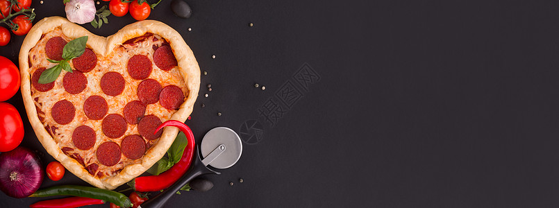 披萨心型比萨 配有辣椒香肠美食礼物横幅惊喜食物餐厅胡椒草本植物桌子图片