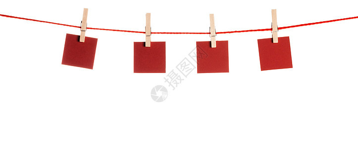 将一组空白便条保存在字符串分隔符上电缆衣绳床单照片公告木头夹子绳索正方形夹钳图片