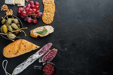 西班牙语零食 肉干奶酪 药草 黑色背景 带有文本复制空间的顶端视图图片