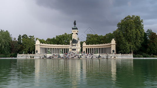 西班牙马德里退休人员公园欢乐务虚会广场的阿方索十二大纪念碑反射水资源财产雕像城堡水库旅游旅行大厦银行图片