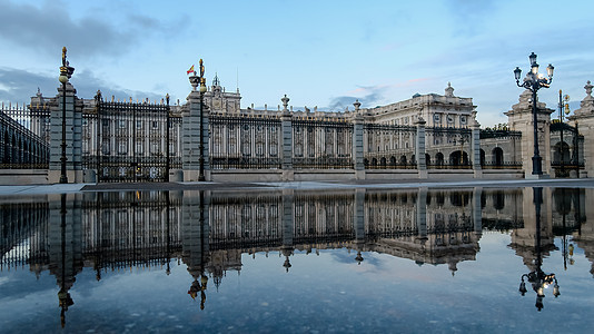 马德里皇宫 雨天过后在西班牙水面上反映出西班牙的皇家宫殿图片