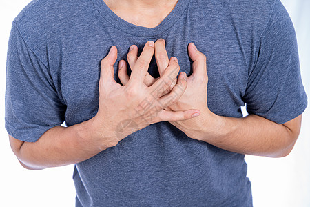 男人触摸他的心脏或胸部 孤立的白种背景 保健医疗或日常生活概念风险心血管肌肉肠胃症状失败痛苦情况肺炎心肌图片