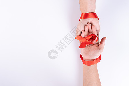 帮助意识 男人和女人的手在白色背景上拿着红丝带 并带有文本复制空间 世界艾滋病日 医疗保健和医疗概念药品感染卫生疾病预防治愈斗争图片