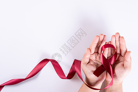 帮助提高认识 女人手拿着白色背景上的红丝带 上面有文字的复制空间 世界艾滋病日 医疗保健和医疗概念卫生治愈生活癌症治疗感染疾病预图片