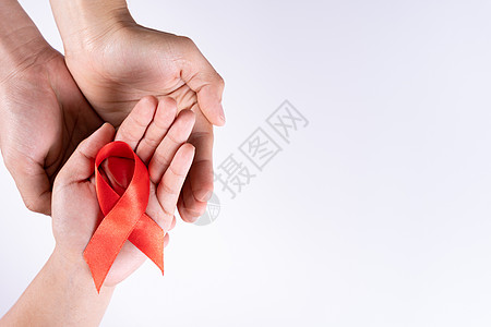 帮助意识 男人和女人的手在白色背景上拿着红丝带 并带有文本复制空间 世界艾滋病日 医疗保健和医疗概念癌症生活卫生斗争疾病幸存者感图片