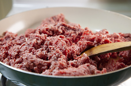 Raw 土生牛肉用具油炸烹饪火炉卡盘饮食勺子晚餐厨房地面图片