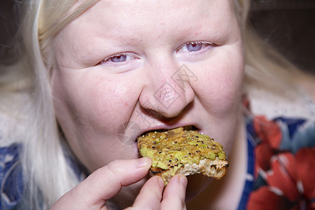 妇女食用阿沃卡多吐司头发水果食物眼睛脸颊女士营养女孩小麦麸质图片