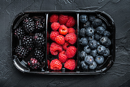 浆果盛肉盘 浆果 蓝莓 覆盆子和黑莓的收获 顶视图 黑色背景图片