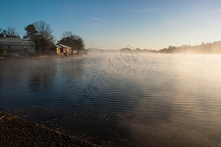 阿肯色州德索托湖薄雾图片