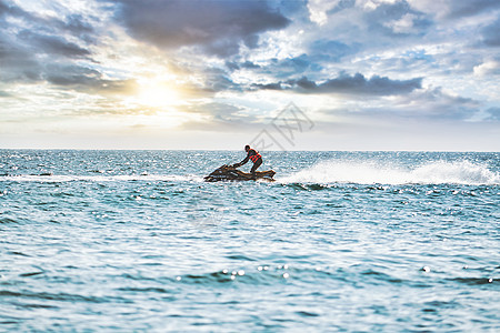 人类骑着水踏车乘海 在远离海岸的远处移动地平线图片