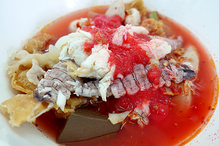 Yentafo 麻辣烫 麻辣 混合海鲜 小龙虾 虾 亚洲辣海鲜汤面在桌子背景的白碗里 泰式面条和泰国的街头食品课程美食水果盘子椰图片