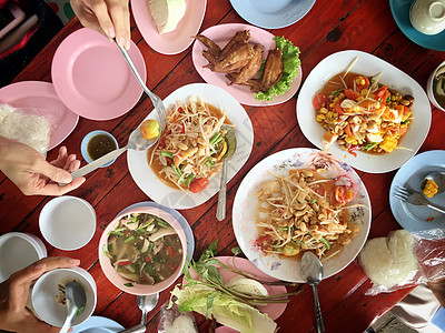 餐桌上的泰式美食 吃东北菜 SOM TUM  辣木瓜沙拉 糯米 NUM TOK  辣汤 本地和传统方式 泰国食物背景 享受饮食理图片