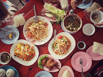 餐桌上的泰式美食 吃东北菜 SOM TUM  辣木瓜沙拉 糯米 NUM TOK  辣汤 本地和传统方式 泰国食物背景 享受饮食理图片