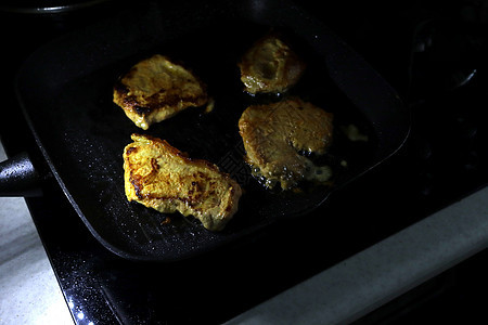 黑煎锅上的鸡肉炙烤家禽烹饪油炸吃饭黑色胸部鱼片健康饮食胡椒图片