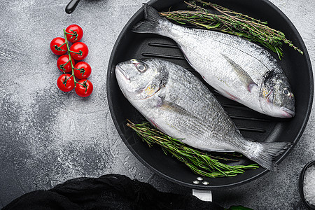 烤锅上的海浆或多拉多生鱼 其成分在灰白纹质底底底 文字的顶视空间上图片
