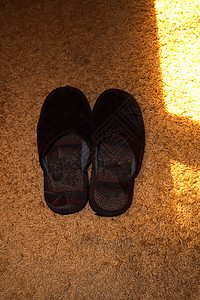 地毯上的家庭拖鞋图片